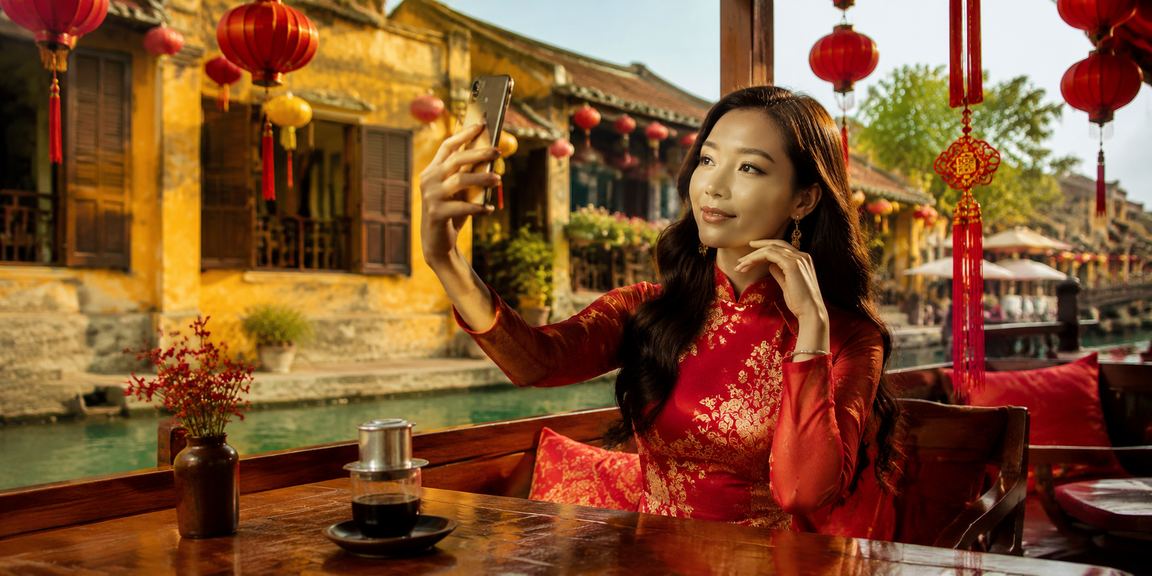 Bàn baccarat tại Hội An với không khí sôi động và ly cà phê Việt